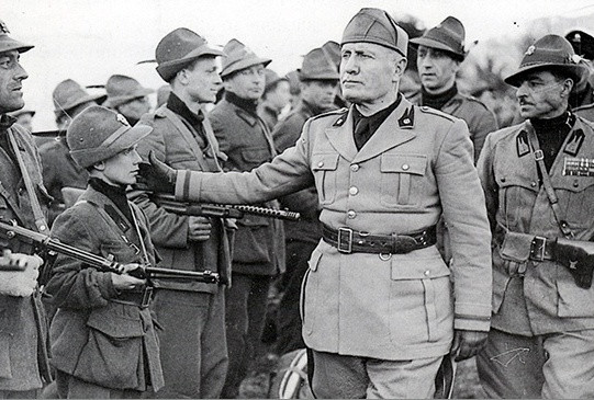 Vào thời điểm đó, Liên Xô và Đức đều là những nước công nghiệp, với nền kinh tế chiến tranh của cả hai bên đều được kích hoạt hoàn toàn; tất cả nhân lực, vật lực của hai bên đều được tung vào cuộc chiến. Ảnh: Quân đội Đức phát xít tiến công Liên Xô - Nguồn: Wikipedia.