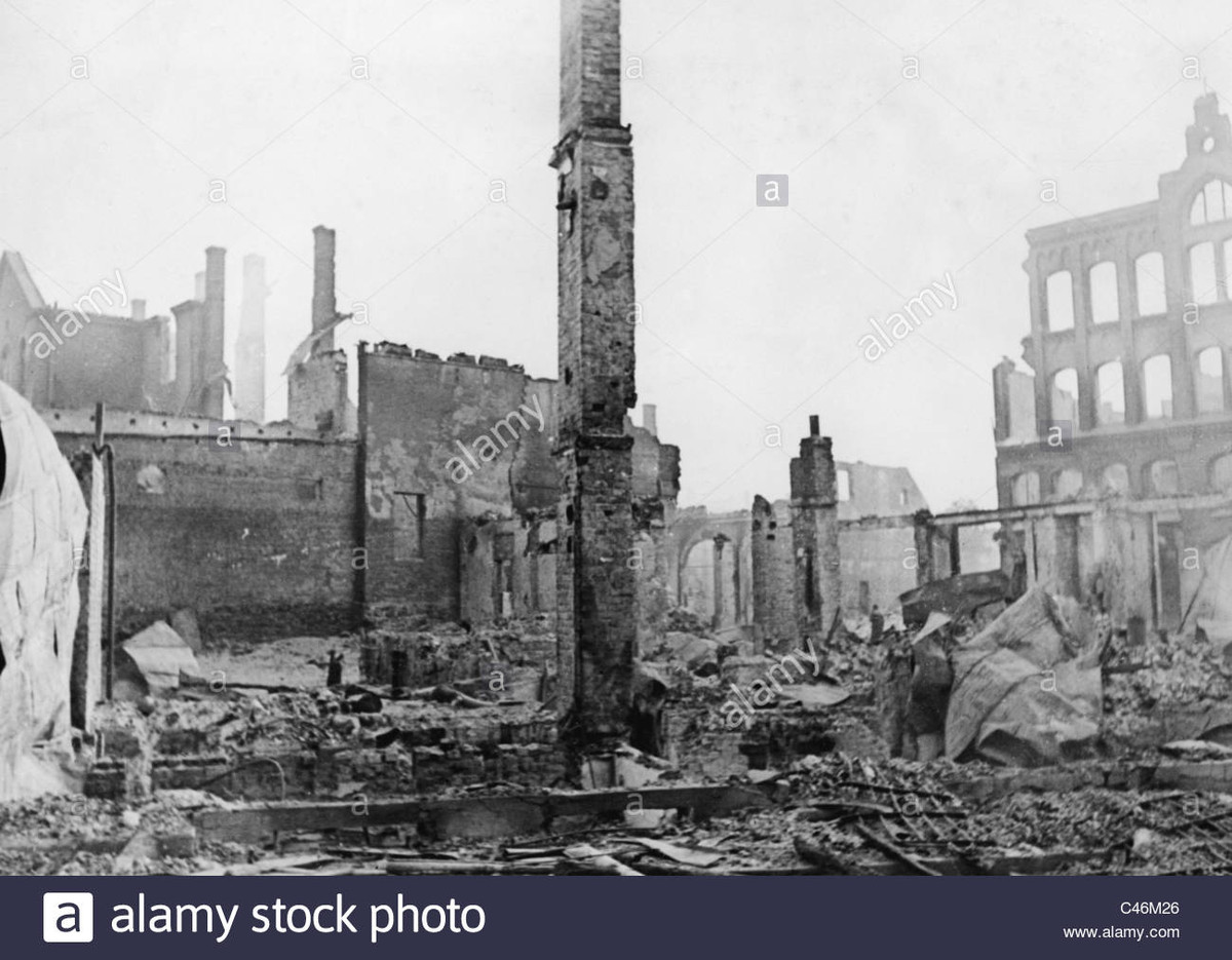 Với tham vọng chiếm Liên Xô bằng mọi giá, nhưng với Liên Xô "phía sau là Moscow", nên cả quân đội Đức và Liên Xô đều phải trả giá quá đắt; vì vậy chiến trường Xô-Đức đã trở thành địa ngục chiến tranh kinh hoàng nhất trong Thế chiến thứ hai. Ảnh: Các binh sĩ của Cụm tập đoàn quân phía Bắc của Đức tiến quân và chiến đấu ở Riga, Latvia năm 1942 - Nguồn: Alamy Stock