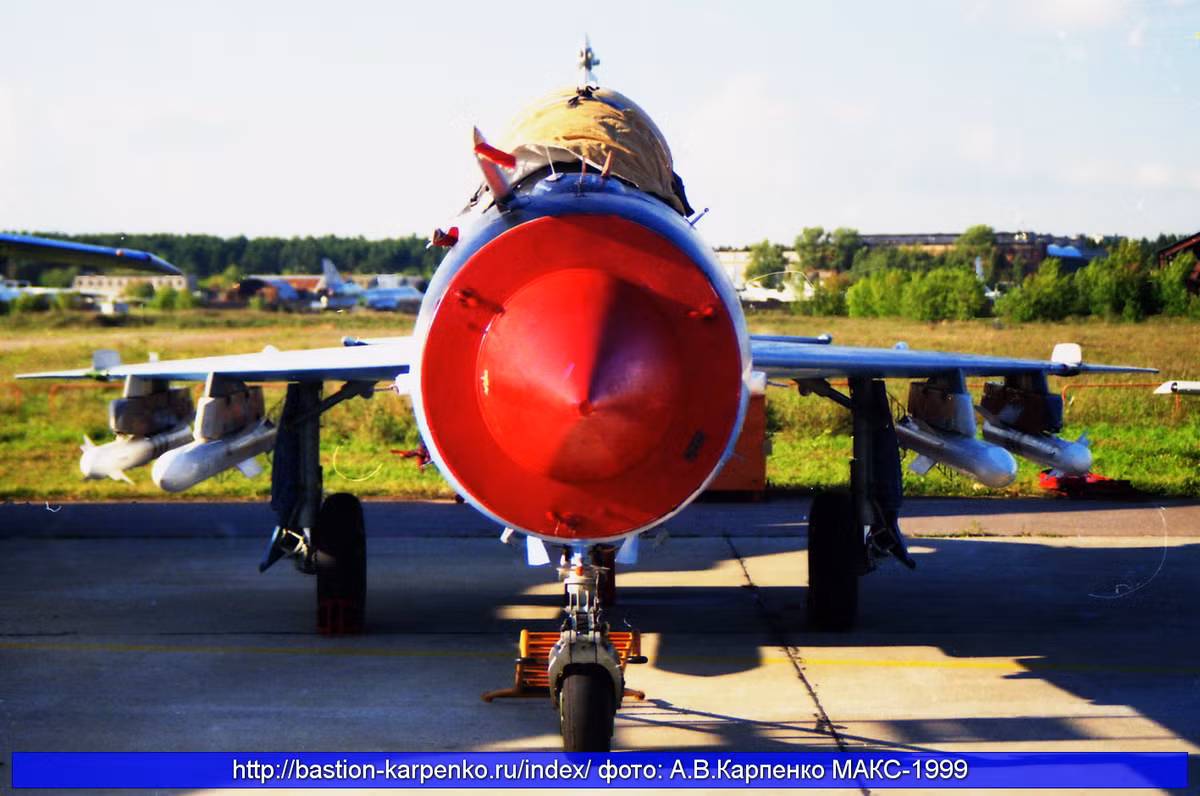 Với trọng lượng nhẹ hơn MiG-29, trong khi trang bị động cơ khỏe hơn R-25-300, MiG-21 thừa khả năng giữ nguyên tham số kỹ thuật ban đầu của chúng. Thậm chí, khả năng cơ động có khi còn được tăng hơn thế nữa.
