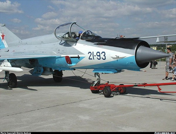 Đó là phương án nâng cấp MiG-21-97 – một bước cải tiến sâu hơn và mạnh hơn từ phương án MiG-21-93 nổi tiếng do Nga thực hiện. Ấn Độ đã từng hiện đại hóa hơn trăm chiếc MiG-21 lên chuẩn 93 (tên gọi khác là Bison) nhưng không thay động cơ mới mà vẫn giữ R-25-300.