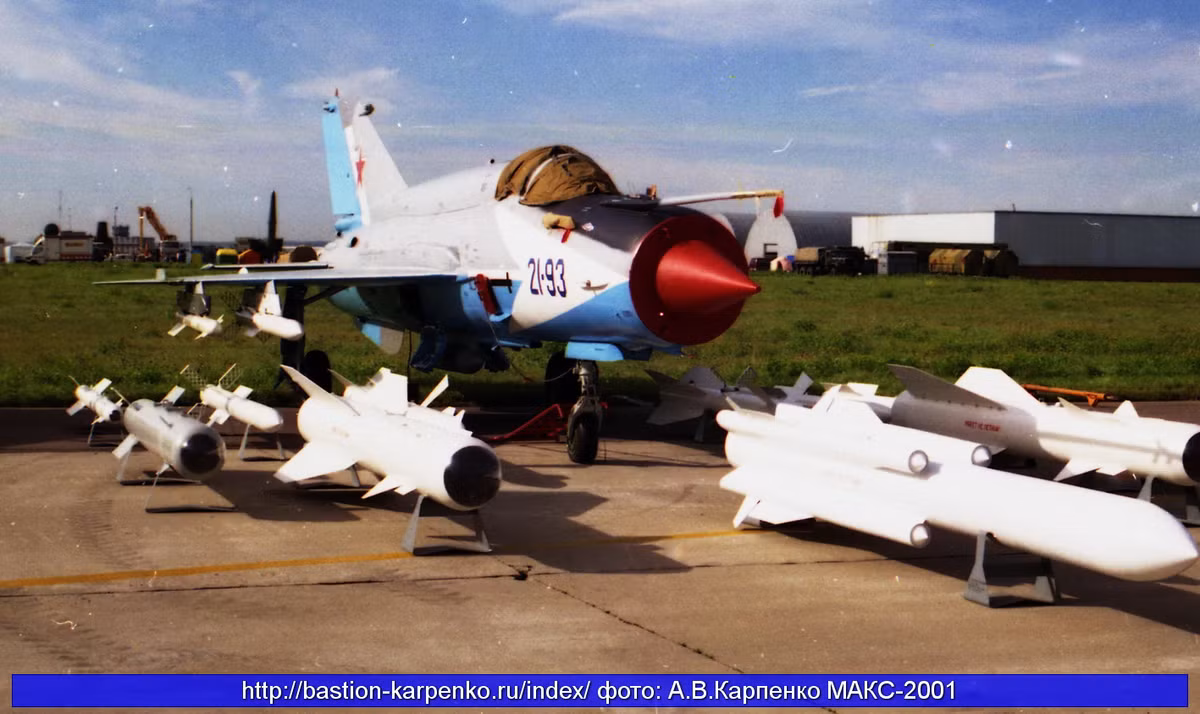 Về vũ khí, trong nhiệm vụ không đối không MiG-21 thế hệ 4 mang tối đa 4 tên lửa dẫn đường radar chủ động RVV-AE (R-77, tầm bắn 80-100km) hoặc 4 tên lửa tầm nhiệt siêu nhạy R-73E. Trong nhiệm vụ đối đất, MiG-21 từ nay không chỉ mang được "bom ngu" mà còn bom thông minh KAB-500Kr (tối đa 2 quả), hoặc tên lửa chống radar Kh-25MP (2 quả) hoặc tên lửa chống hạm Kh-31A, Kh-35 (tối đa 1 quả).