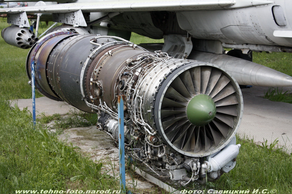Đặc biệt, một trong những mấu chốt nâng cánh MiG-21 lên trời là động cơ turbojet Tumansky R-25-300 (phiên bản MiG-21bis, trong khi MiG-21MF sử dụng loại R-13-300) đã không còn được sản xuất trên thế giới, không còn linh kiện thay thế. Chưa kể tuổi thọ động cơ chỉ có 500 giờ bay, quá ít.