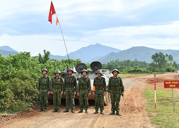 Cũng trong chuyến thăm, những hình ảnh rõ nét về quá trình tập luyện của Đội tuyển được truyền tải một cách vô cùng chân thực, sắc nét những gian lao, khó khăn mà người chiến sĩ phải trải qua trên thao trường. Với việc lần đầu tiên tham gia nội dung thi lần này, cán bộ chiến sĩ của Đội tuyển nói riêng, Binh chủng Pháo binh nói chung, đã cố gắng phấn đấu, đạt thành tích cao nhất về cho nước nhà, đưa hình ảnh người bộ đội cụ Hồ cách mạng - chính quy - tinh nhuệ ra rộng rãi với bạn bè quốc tế. Ảnh: Kíp xe số 01 trước khi bước vào huấn luyện - Nguồn: QĐND.