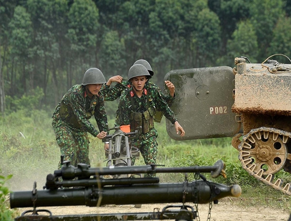 Đội tuyển Pháo binh Việt Nam sẽ tham gia nội dung thi Master of Artillery Fire (Pháo thủ giỏi) được tổ chức tại thao trường ở Kazakhstan. Các kíp pháo thủ sẽ sử dụng súng cối 2B11 cỡ nòng 120mm do nước chủ nhà cung cấp, tuy nhiên hiện nay trong biên chế pháo binh Việt Nam chưa có loại súng cối này. Do vậy, chiến sĩ ta đang tập luyện trước với loại M1943 do Liên Xô cũng có cỡ nòng 120mm tuy nhiên lạc hậu hơn. Ảnh: Các pháo thủ cơ triển khai khí tài ra trận địa từ xe thiết giáp - Nguồn: QĐND.