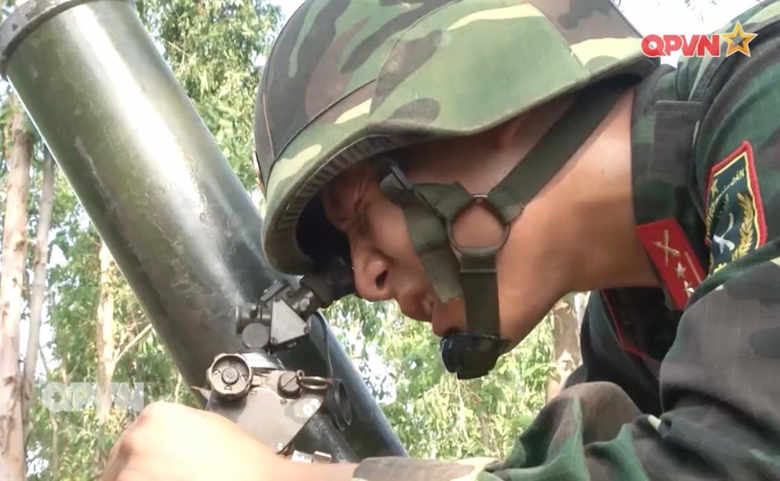 Sắp tới đây, Đội tuyển Pháo binh sẽ lên đường sang nước bạn sớm để tiếp tục huấn luyện thành thục địa hình thi đấu cũng như làm quen với khí tài mới sử dụng trong cuộc thi. Ảnh: Chiến sĩ thực hiện thao tác ngắm bắn cối 100mm do Việt Nam chế tạo.
