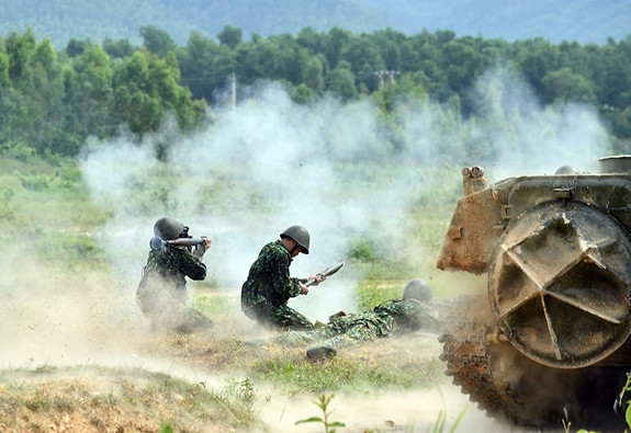 Không những vậy, kíp Pháo thủ còn phải thực hành bài bắn súng chống tăng RPG-7 và tiểu liên AK. Ảnh: Pháo thủ Việt Nam huấn luyện bắn súng B-41 (RPG-7) và súng AK - Nguồn: QĐND.