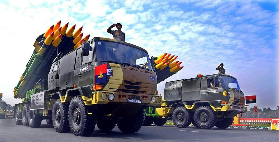 Hệ thống BM-30 Smerch của Ấn Độ có khả năng bắn 7 loại rocket khác nhau cỡ 300mm với tầm bắn tối đa là 90km, mỗi hệ thống trang bị 12 ống phóng . Đây là loại khí tài vượt trội hoàn toàn với đối thủ trong khu vực thời bấy giờ - Pakistan, vốn chỉ sở hữu tổ hợp pháo tự hành M109 có tầm bắn xa nhất khoảng 30km. Ảnh: Tổ hợp BM-30 Smerch của Ấn Độ.
