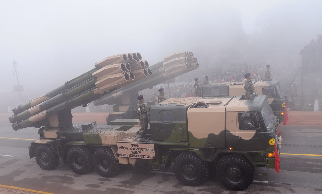 Pháo phản lực BM-30 của Ấn Độ có thể bắn các loại đạn nổ phá mảnh chống bộ binh, đạn chống tăng và tiêu diệt phương tiện, đạn nổ mạnh HE,… Dù vậy, trong giai đoạn 2011, Ấn Độ đã phàn nàn về việc đang gặp khó khăn trong cung cấp phụ tùng kịp thời cho các hệ thống BM-30 và gặp một số trục trặc trong quá trình vận hành. Dẫu vậy, BM-30 Smerch vẫn là một trong những hệ thống pháo phản lực có sức mạnh hàng đầu hiện nay. Ảnh: Hệ thống pháo phản lực phóng loạt tầm xa BM-30 của Ấn Độ.