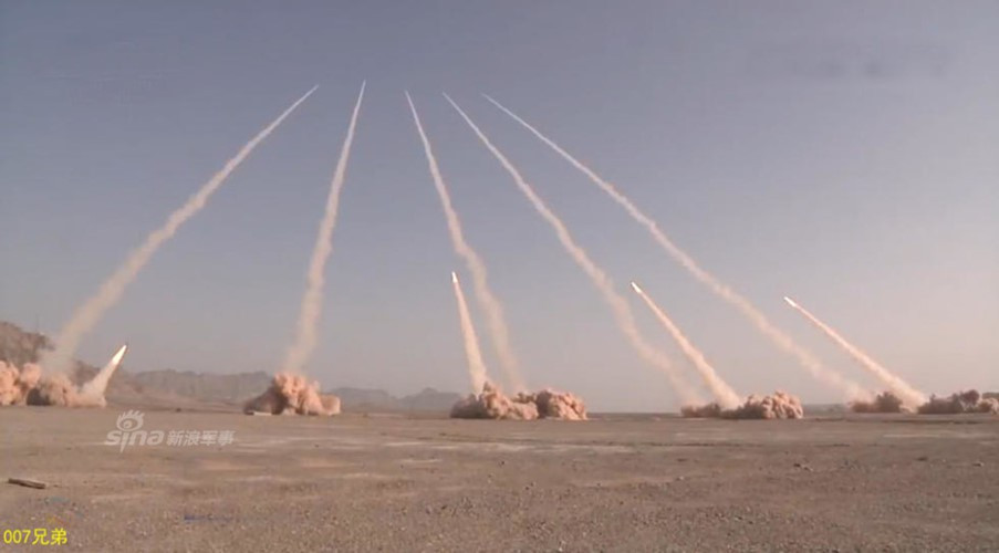 Dù là phiên bản nội địa hóa tuy nhiên đến nay, PHL-03 đã vượt trội hơn cả bản gốc của nó khi được người Trung Quốc trang bị loại rocket có tầm bắn xa hơn như đạn dẫn đường vệ tinh với sức hủy diệt mục tiêu cách xa 150km. Đặc biệt, đạn pháo của PHL-03 lại không hề tương thích ngược lại với hệ thống BM-30 nguyên bản của Nga hay Ấn Độ. Ảnh: Biên đội hệ thống PHL-03 khai hỏa dồn dập.