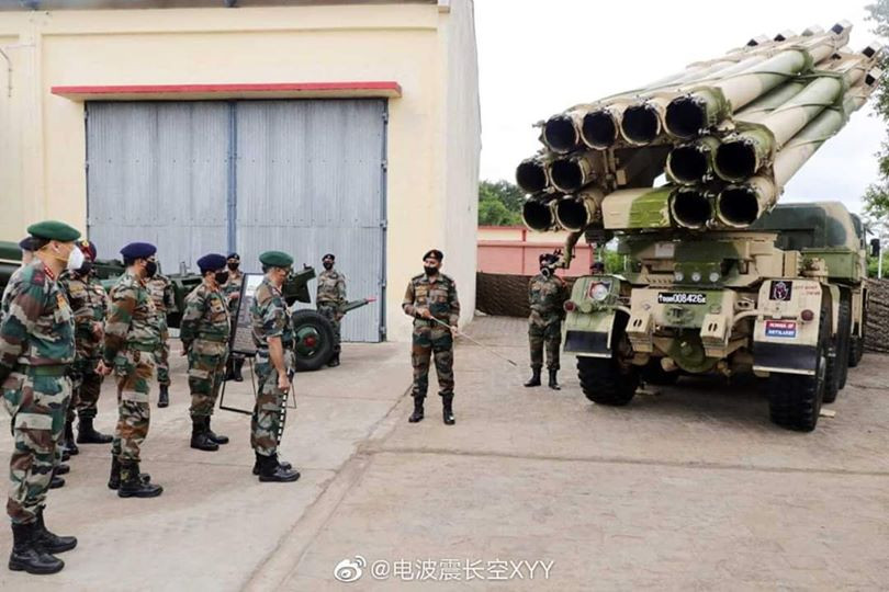 Phụ trách nhiệm vụ kiểm soát hỏa lực cho BM-30 Smerch Ấn Độ là hệ thống Vivari FCS có thể hoạt động tự động hoàn toàn hoặc thủ công. Một hệ thống này có thể điều khiển 6 bệ phóng Smerch và được đặt trong một xe chỉ huy riêng biệt, với sự hỗ trợ của một hoặc hai máy tính E-175 để tính toán dữ liệu đạn đạo và dẫn bắn mục tiêu. Xe chỉ huy còn có cả liên lạc vệ tinh và liên lạc sóng radio để có thể nhanh chóng nhận và triển khai các mệnh lệnh từ cấp trên đến các đơn vị. Ảnh: Sĩ quan Ấn Độ giới thiệu về BM-30 Smerch của lực lượng pháo binh nước này.