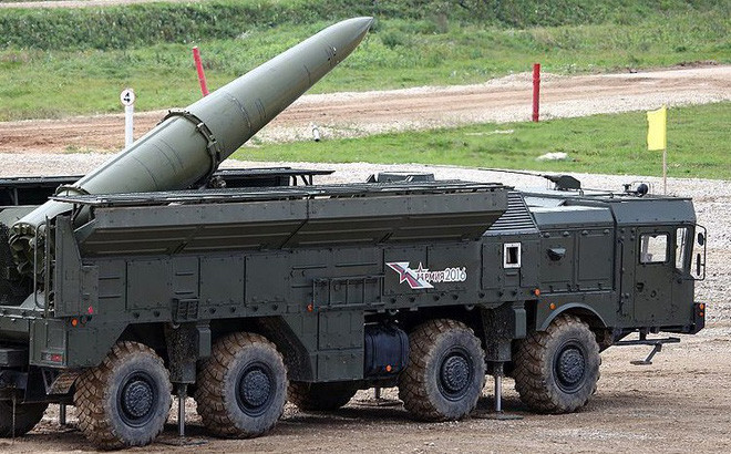 Tên lửa đạn đạo chiến thuật Iskander được thiết kế để tiêu diệt các trung tâm chỉ huy của đối phương, các mục tiêu có giá trị chiến thuật cao; nếu tên lửa Iskander được sử dụng, phe LNA của Thống chế Khalif Haftar và quân đội Ai Cập sẽ đối mặt với sự đe dọa của tên lửa Iskander. Ảnh: Tên lửa Iskander của Nga - Nguồn: Wikipedia