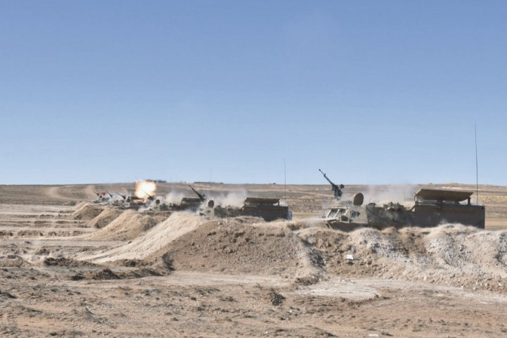 Khi quân đội Ai Cập vượt qua biên giới phía tây, tình hình có thể phát triển theo một số trường hợp, với 100.000 binh lính, dựa vào lực lượng thiết giáp hùng mạnh, sẽ buộc Chính phủ Hòa hợp Dân tộc (GNA) dưới sự lãnh đạo của Thủ tướng Saraji phải rút lui khỏi biên giới và thay đổi cán cân quyền lực ở Libya, giúp Thống chế Khalif Haftar kiểm soát hoàn toàn Libya. Ảnh: Quân đội Algeria - Nguồn: Nguồn: Wikipedia