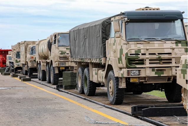 Các khí tài này khi qua đến nước bạn cũng sẽ được lực lượng hóa học khử độc tiêu trùng nghiêm ngặt, bảo đảm an toàn 100% trước khi được cấp phát đến cho đội tuyển tham gia cuộc thi với mục đích ngăn ngừa dịch COVID-19. Ảnh: Đoàn xe chuyên dụng của Trung Quốc lên tàu hỏa bao gồm xe vận tải, xe chở dầu, xe chỉ huy, xe cần cẩu cứu kéo,..