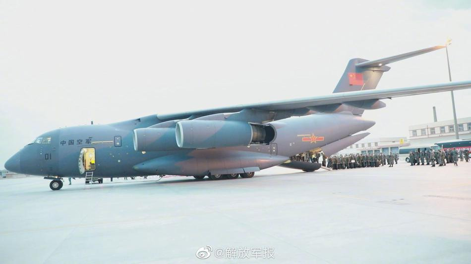 Ngày 9/8 vừa qua, Đội tuyển Trung Quốc với hơn 130 cán bộ chiến sĩ đã chính thức lên đường sang Nga chuẩn bị cho Hội thao quân sự quốc tế Army Games 2020. Chuyến đi được thực hiện bởi vận tải cơ Y-20 của Không quân giải phóng Trung Quốc (PLAAF) cất cánh từ sân bay Shenyang Taoxian tại thủ phủ Urumqi, miền bắc nước này. Ảnh: Vận tải cơ Y-20 tại sân bay Shenyang Taoxian.