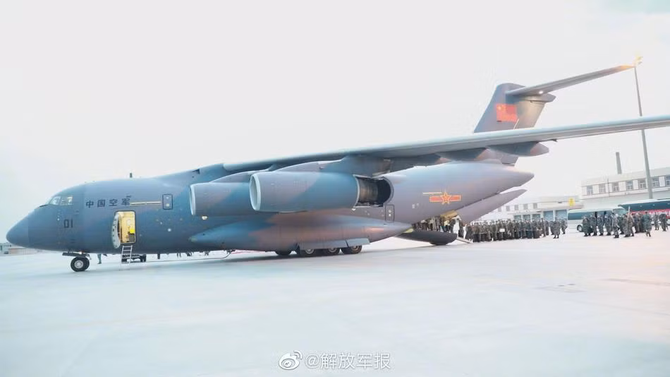 Ngày 9/8 vừa qua, Đội tuyển Trung Quốc với hơn 130 cán bộ chiến sĩ đã chính thức lên đường sang Nga chuẩn bị cho Hội thao quân sự quốc tế Army Games 2020. Chuyến đi được thực hiện bởi vận tải cơ Y-20 của Không quân giải phóng Trung Quốc (PLAAF) cất cánh từ sân bay Shenyang Taoxian tại thủ phủ Urumqi, miền bắc nước này. Ảnh: Vận tải cơ Y-20 tại sân bay Shenyang Taoxian.