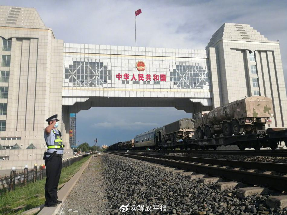 Trung Quốc trong lần thi này sẽ gửi 4 xe tăng chiến đấu chủ lực Type 96 sang Nga, trong đó 3 chiếc sẽ biên chế cho 3 đội thi khác nhau và 1 chiếc sẽ làm nhiệm vụ dự bị đề phòng trường hợp hỏng hóc. Ảnh: Đoàn tàu chở khí tài hạng nặng của Trung Quốc sang Nga thi đấu.