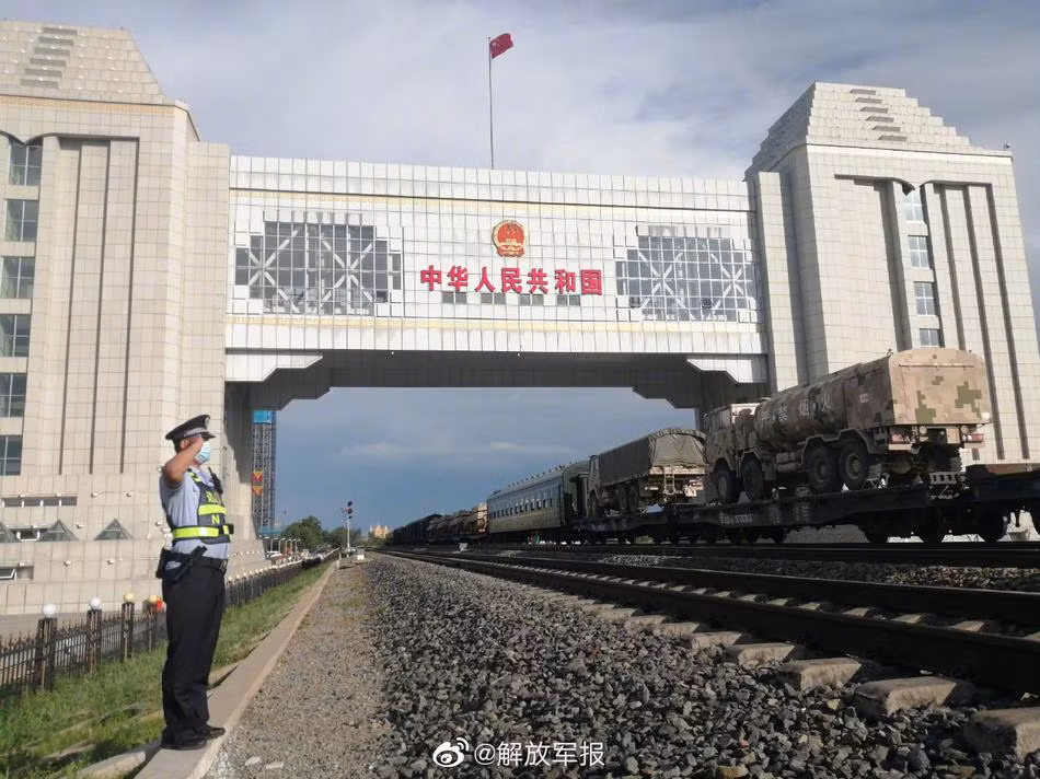 Trung Quốc trong lần thi này sẽ gửi 4 xe tăng chiến đấu chủ lực Type 96 sang Nga, trong đó 3 chiếc sẽ biên chế cho 3 đội thi khác nhau và 1 chiếc sẽ làm nhiệm vụ dự bị đề phòng trường hợp hỏng hóc. Ảnh: Đoàn tàu chở khí tài hạng nặng của Trung Quốc sang Nga thi đấu.