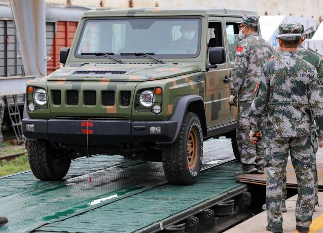 Các thiết bị quân sự được vận chuyển từ Manzhouli thuộc khu tự trị Nội Mông ở phía bắc Trung Quốc. Trung Quốc và Ấn Độ là hai đội tuyển chịu chơi nhất hội thao khi tự gửi khí tài hạng sang tham dự, với Trung Quốc là các xe tăng Type 96 và Ấn Độ là các xe tăng T-90 Bhisma do nước này tự chế tạo trong nước, các nước còn lại đều dùng vũ khí trang bị do chủ nhà cung cấp. Ảnh: Xe địa hình chuyên dụng được đưa lên tàu hỏa chuẩn bị sang Nga.