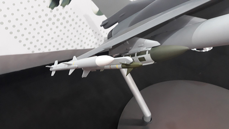 Dù trông kích cỡ của F-16 khá gọn gàng, không lớn hơn đời MiG-21 là bao nhiêu, nhưng thân hình nhỏ nhắn đó có thể chở tới 7,7 tấn vũ khí trên 11 điểm treo bao gồm các loại tên lửa không đối không, không đối đất, không đối hải.