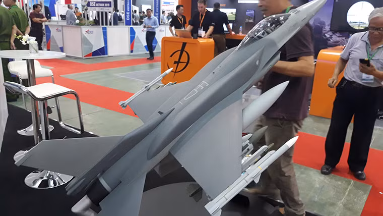 Mô hình chiếc F-16 xuất hiện tại Hà Nội không rõ phiên bản, tuy nhiên chúng khá giống với dòng F-16C/D kiểu mới nhất với thùng dầu phụ (CFT) gắn ở trên bề mặt gốc cánh. Thiết kế thùng dầu hòa nhập với tổng thể khí động học của máy bay, đảm bảo tiêm kích không bị giới hạn về khả năng cơ động cũng như kết cấu.