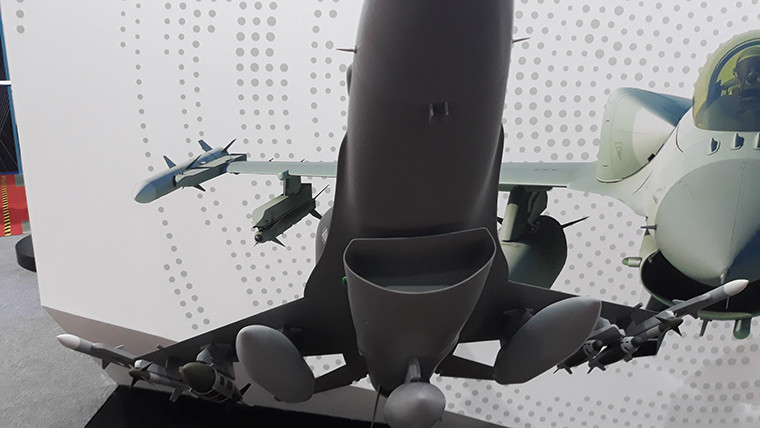 Cửa hút không khí đặc trưng nổi tiếng của dòng F-16, đặt ở dưới bụng máy bay. F-16 trang bị một động cơ turbofan F110-GE-129 hoặc F100-PW-229 cho tốc độ tối đa Mach 2,05, tầm bay cực đại hơn 4.000km, có khả năng tiếp nhiên liệu trên không.