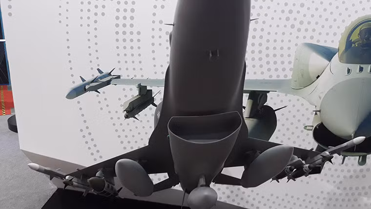 Cửa hút không khí đặc trưng nổi tiếng của dòng F-16, đặt ở dưới bụng máy bay. F-16 trang bị một động cơ turbofan F110-GE-129 hoặc F100-PW-229 cho tốc độ tối đa Mach 2,05, tầm bay cực đại hơn 4.000km, có khả năng tiếp nhiên liệu trên không.