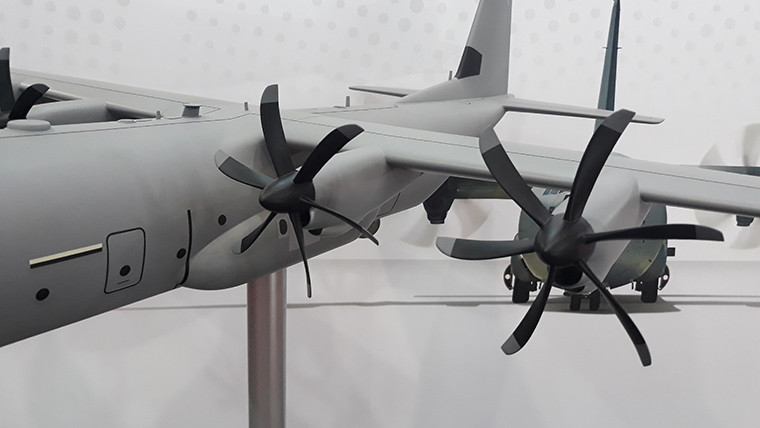 C-130J trang bị động cơ turboprop Rolls-Royce AE 2100D3 công suất 3.458kW/chiếc kết hợp với cánh quạt 6 lá độ bền siêu cao Dowty R391. Máy bay đạt tốc độ tối đa 670km/h, tầm bay cực đại 3.300km nếu mang 15 tấn hàng hóa.