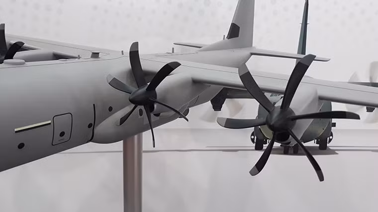 C-130J trang bị động cơ turboprop Rolls-Royce AE 2100D3 công suất 3.458kW/chiếc kết hợp với cánh quạt 6 lá độ bền siêu cao Dowty R391. Máy bay đạt tốc độ tối đa 670km/h, tầm bay cực đại 3.300km nếu mang 15 tấn hàng hóa.