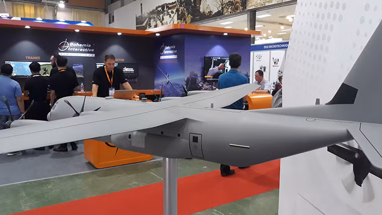 Theo nhà sản xuất, C-130J có tải trọng 19 tấn, chở được 92-128 hành khách hoặc 64-92 lính dù hoặc 2-3 xe thiết giáp SUV Humvees hoặc một xe thiết giáp loại M113.