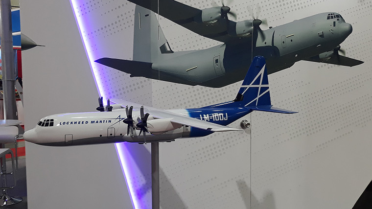 Mẫu máy bay cuối cùng mà Lockheed Martin giới thiệu ở Hà Nội là LM-100J - phiên bản vận tải dân sự được phát triển từ dòng máy bay vận tải C-130J. Đáng chú ý, LM-100J mới bay thử lần đầu tiên ở bang Georgia tháng 5/2017 và bắt đầu việc sản xuất các đơn hàng từ năm 2018.