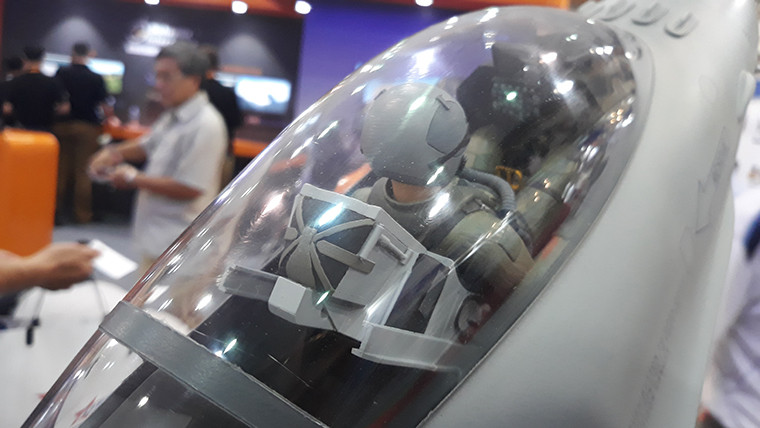 Cabin F-16 được làm giống như thật với mô hình phi công ngồi bên trong. Phiên bản F-16 mới nhất trang bị hệ thống radar mạng pha chủ động AESA AN/APG-83 có tầm trinh sát 370km.