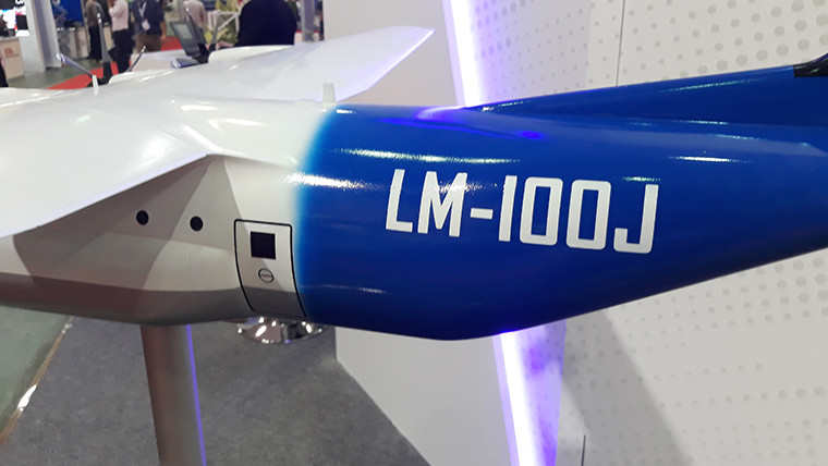 Nhìn bề ngoài, LM-100J không khác nhiều C-130J, tuy nhiên đi sâu vào bên trong thì thực ra chiếc máy bay dân sự bị cắt giảm đáng kể tính năng của dòng máy bay quân sự.