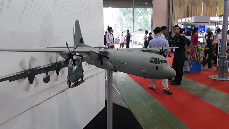 Loại máy bay thứ 2 cũng thu hút được nhiều ánh mắt tại triển lãm DSE 2019 là mô hình máy bay vận tải C-130J – phiên bản mới nhất của dòng “lực sĩ” C-130 huyền thoại. Lưu ý, trong quá khứ, KQND Việt Nam có thời kỳ vận hành 5-7 chiếc C-130 thu được năm 1975. Các máy bay “lực sĩ” lúc đó chứng minh được năng lực vận tải tuyệt vời và rất được phi công ta ưa chuộng.