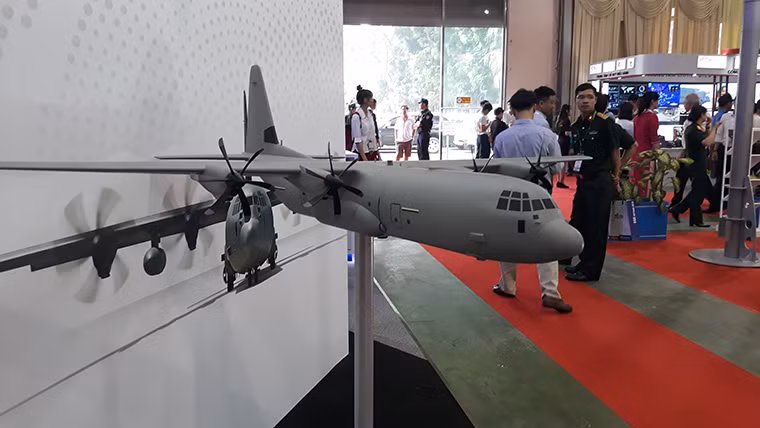 Loại máy bay thứ 2 cũng thu hút được nhiều ánh mắt tại triển lãm DSE 2019 là mô hình máy bay vận tải C-130J – phiên bản mới nhất của dòng “lực sĩ” C-130 huyền thoại. Lưu ý, trong quá khứ, KQND Việt Nam có thời kỳ vận hành 5-7 chiếc C-130 thu được năm 1975. Các máy bay “lực sĩ” lúc đó chứng minh được năng lực vận tải tuyệt vời và rất được phi công ta ưa chuộng.