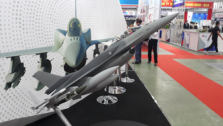 Mẫu máy bay chiến đấu “hot” nhất gian hàng của tập đoàn quốc phòng hàng đầu nước Mỹ là F-16 Fighting Falcon. Đây là một trong những chiếc tiêm kích siêu âm thành công nhất trong lịch sử với 4.600 chiếc được sản xuất, xuất khẩu tới khoảng 25 quốc gia. Đáng chú ý, Việt Nam từng được cho là khách hàng tiềm năng lớn của F-16.