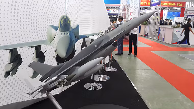 Mẫu máy bay chiến đấu “hot” nhất gian hàng của tập đoàn quốc phòng hàng đầu nước Mỹ là F-16 Fighting Falcon. Đây là một trong những chiếc tiêm kích siêu âm thành công nhất trong lịch sử với 4.600 chiếc được sản xuất, xuất khẩu tới khoảng 25 quốc gia. Đáng chú ý, Việt Nam từng được cho là khách hàng tiềm năng lớn của F-16.