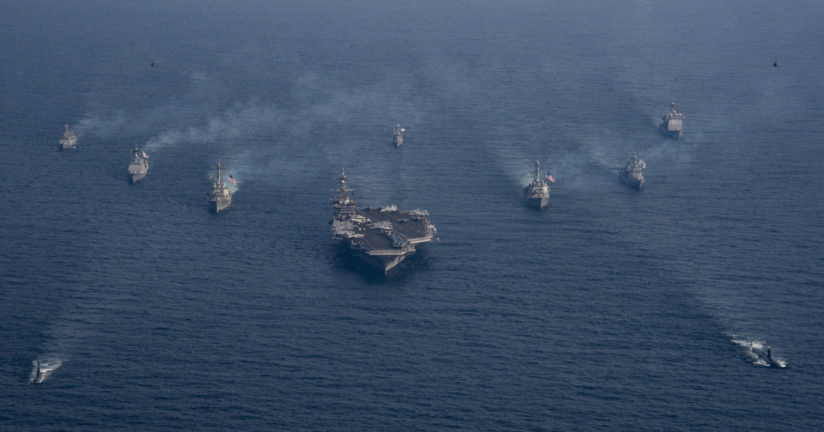 Nói một cách lý thuyết, số vũ khí do một tàu khu trục mang tên lửa dẫn đường của đối phương, hoàn toàn đủ sức đưa một tàu sân bay xuống đáy biển. Tuy nhiên, khi tàu sân bay có biên đội tàu chiến hộ tống, thì việc đánh chìm tàu sân bay không hề là nhiệm vụ dễ dàng. Ảnh: Nhóm tác chiến tàu sân bay của Hải quân Mỹ - Nguồn: Hải quân Mỹ.