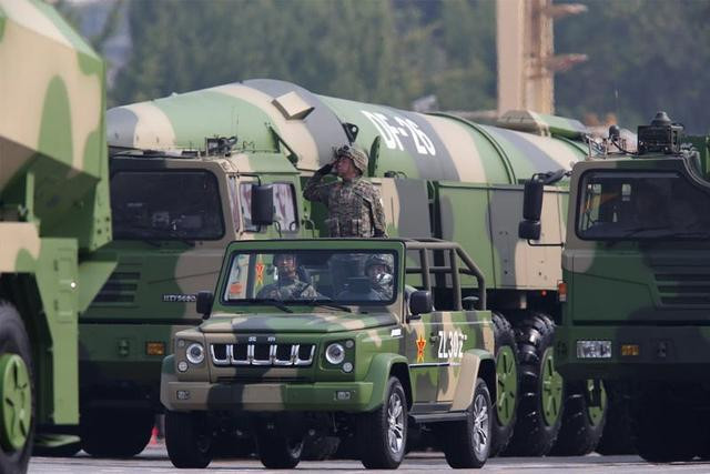 Như vậy mọi nỗ lực sử dụng một loại vũ khí chống lại tàu sân bay của Mỹ đều khó giành được kết quả. Tàu sân bay sẽ không mỏng manh để bị vũ khí chống hạm phá hủy, và thậm chí rất khó gây ra mối đe dọa nhất định cho tàu sân bay, kể cả Trung Quốc có sở hữu cái gọi là “sát thủ diệt hạm” đi chăng nữa. Ảnh: Tên lửa chống hạm DF-26 - Nguồn: Sina