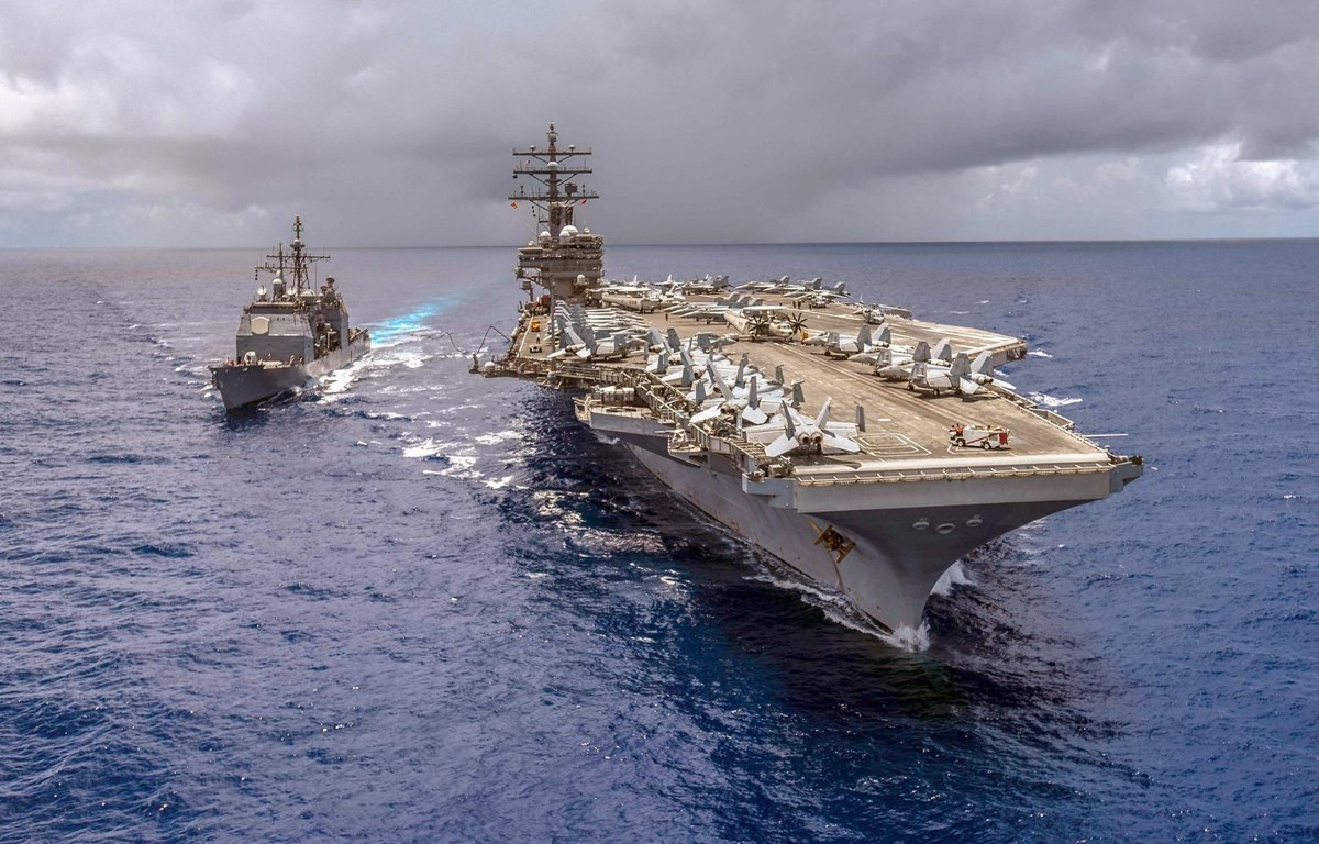 Thực tế, việc đóng được một chiếc hàng không mẫu hạm phụ thuộc chủ yếu vào hai yếu tố chính, đó là công nghệ và tiền bạc. Không cần phải bàn cãi, tàu sân bay là biểu tượng sức mạnh cho cả Hạm đội Hải quân, không có tiền thì thực sự không thể đóng mới và vận hành được chúng. Ảnh: Tàu sân bay lớp Nimizt của Hải quân Mỹ di chuyển song song với tàu hộ tống.