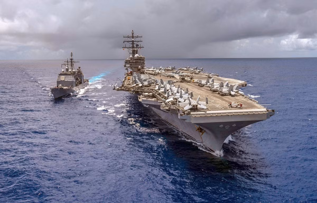 Thực tế, việc đóng được một chiếc hàng không mẫu hạm phụ thuộc chủ yếu vào hai yếu tố chính, đó là công nghệ và tiền bạc. Không cần phải bàn cãi, tàu sân bay là biểu tượng sức mạnh cho cả Hạm đội Hải quân, không có tiền thì thực sự không thể đóng mới và vận hành được chúng. Ảnh: Tàu sân bay lớp Nimizt của Hải quân Mỹ di chuyển song song với tàu hộ tống.