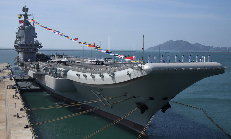 Trung Quốc - một quốc gia có cả tiềm lực kinh tế lẫn quốc phòng hùng mạnh, cũng phải loay hoay với việc đóng mới tàu sân bay cho mình. Họ đã mua một xác tàu cũ của Liên Xô từ Ukraine về để đại tu làm chiếc CV-16 Liêu Ninh, và sau đó từ đây làm tiền đề để tự đóng mới chiếc CV-17 Sơn Đông tương tự, nâng cấp một số tính năng hiện đại hơn. Dù vậy, với nền công nghiệp đóng tàu cực khủng, Trung Quốc cũng phải mất gần 5 năm để chính thức đưa tàu sân bay tự đóng vào biên chế. Ảnh: Tàu sân bay CV-17 Sơn Đông.