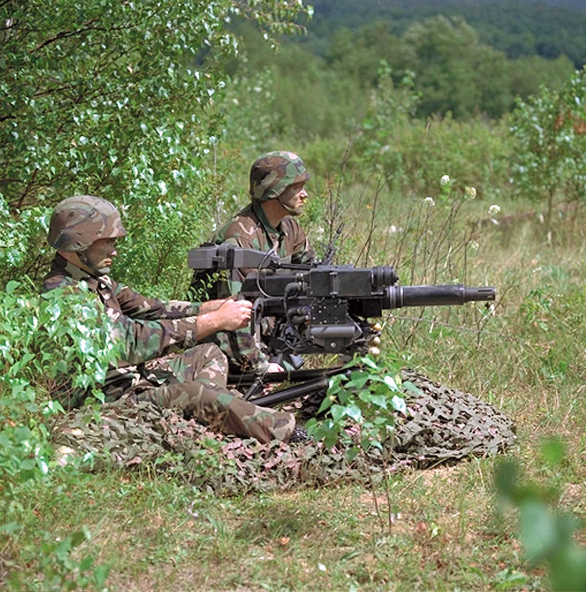 Còn khẩu súng phóng lựu liên thanh hiện đại nhất của Mỹ hiện nay là khẩu MK-47 Striker, được quân đội Mỹ đưa vào sử dụng năm 2006 và chỉ trang bị cho các lực lượng đặc biệt tại Afghanistan và Iraq. MK-47 sử dụng đạn 40 mm, với nhiều loại đạn: từ nổ phá, phân mảnh, đạn khói, chiếu sáng đến đạn hơi cay; cự ly bắn hiệu quả đến 2.200 mét; tốc độ bắn đến 300 phát/phút. Ảnh: Súng phóng lựu MK-47 Striker của Mỹ. - Nguồn: Wikipedia.