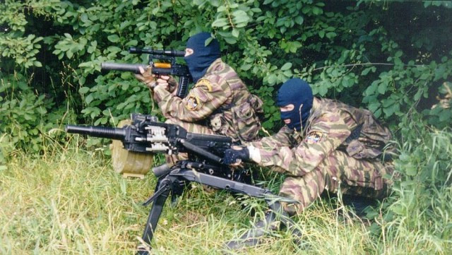 Biên chế súng gồm 2 người, thời gian chuyển từ hành quân sang chiến đấu chỉ là 1 phút; thời gian quá đủ để thao tác: từ chiếm lĩnh trận địa, lắp súng, lấy phần tử bắn, bắn một loạt từ 10 đến 15 viên đạn vào mục tiêu và cơ động khỏi trận địa; khi đối phương phát hiện được trận địa và phản pháo, với thời gian trên, đảm bảo cho các xạ thủ rời khỏi trận địa an toàn. Ảnh: Súng phóng lựu AGS-30 của Nga. - Nguồn: Wikipedia.