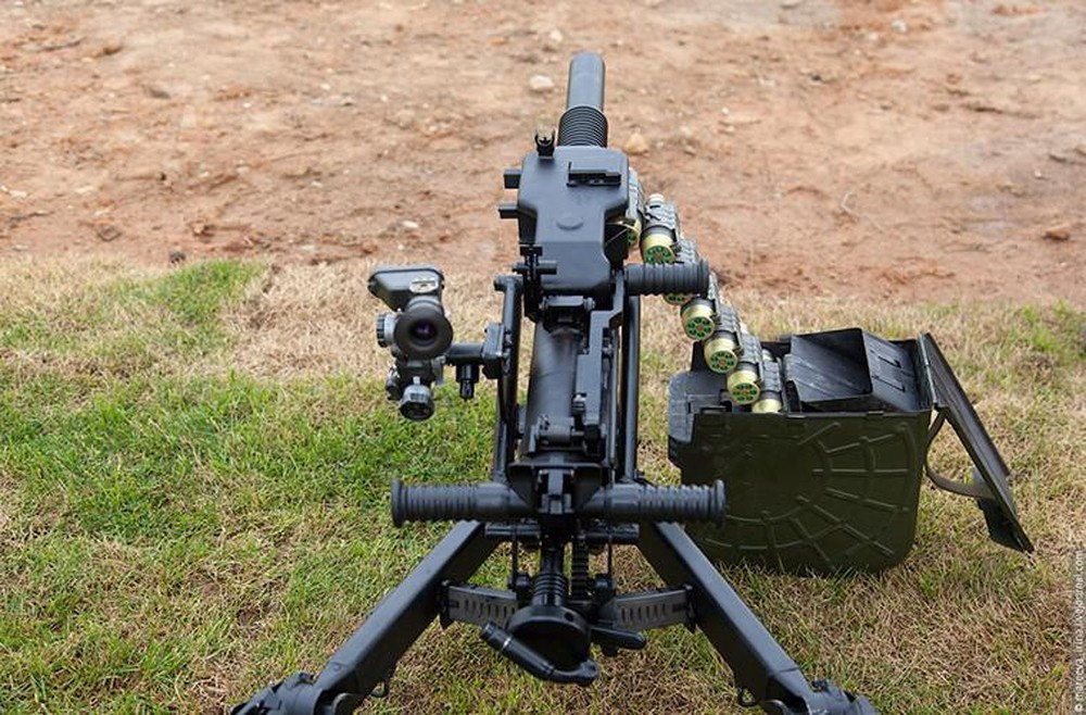 Nguyên lý hoạt động của súng là bán tự động, cơ chế tiếp đạn bằng dây, hộp tiếp đạn có thể chứa 30 viên; AGS-30 có tốc độ bắn 400 viên/phút, tầm bắn hiệu quả của súng từ 5 đến 2.100 mét, diện tích sát thương của một viên đạn là 70 m2. Ảnh: Súng phóng lựu AGS-30 của Nga. - Nguồn: Wikipedia.