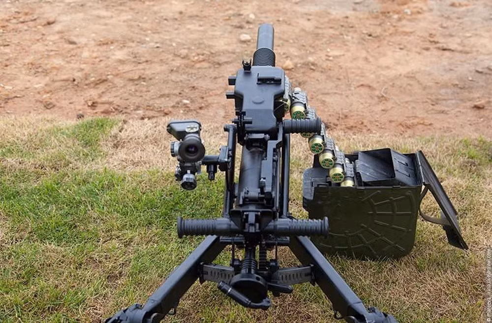 Nguyên lý hoạt động của súng là bán tự động, cơ chế tiếp đạn bằng dây, hộp tiếp đạn có thể chứa 30 viên; AGS-30 có tốc độ bắn 400 viên/phút, tầm bắn hiệu quả của súng từ 5 đến 2.100 mét, diện tích sát thương của một viên đạn là 70 m2. Ảnh: Súng phóng lựu AGS-30 của Nga. - Nguồn: Wikipedia.