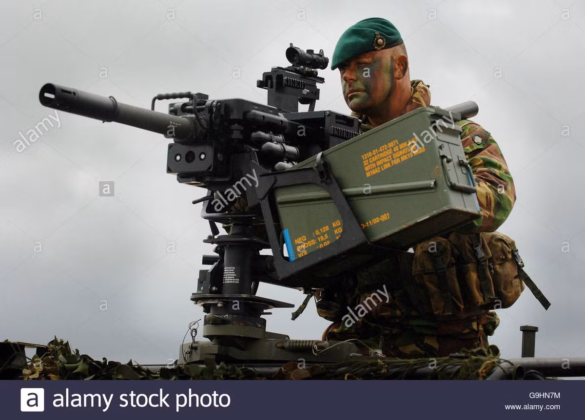 Nhược điểm của khẩu Y3 đó chính là trọng lượng lên tới 50 kg (tính cả giá 3 chân), kíp chiến đấu 3 người. Ảnh: Súng phóng lựu Y3 của Nam Phi. - Nguồn: alamy stock photo.