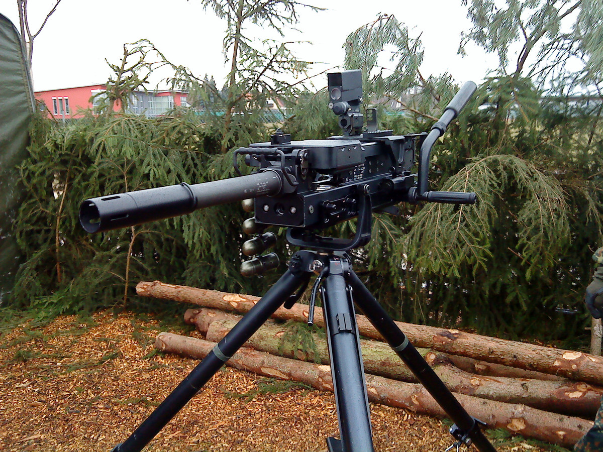 Trong các mẫu súng phóng lựu liên thanh, mẫu súng của quân đội Đức có trọng lượng lớn hơn cả (46 kg); bù lại súng cho tốc độ bắn nhanh (340 viên/phút), cự ly bắn xa (tầm bắn hiệu quả đến 2.300 mét); hộp tiếp đạn tiêu chuẩn chứa tới 32 viên, tuy nhiên thời gian thay thế dây đạn và lên đạn lại phải mất ít nhất 30 giây. Ảnh: Súng phóng lựu GMG của Đức. - Nguồn: Wikipedia.