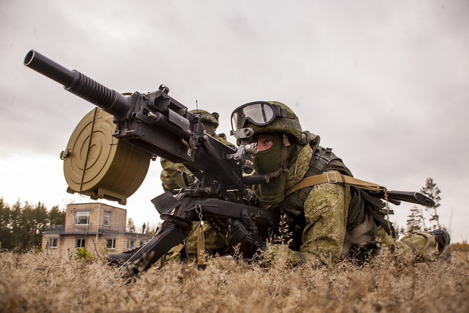 Với hệ thống tính toán phần tử theo súng, cùng khả năng cơ động, cho phép xạ thủ nhanh chóng thay đổi phần tử bắn, yểm trợ hỏa lực hiệu quả, không kém gì những khẩu súng cối, nhưng với mức độ nhanh và tính cơ động cao hơn. Ảnh: Súng phóng lựu AGS-30 của Nga. - Nguồn: Wikipedia.