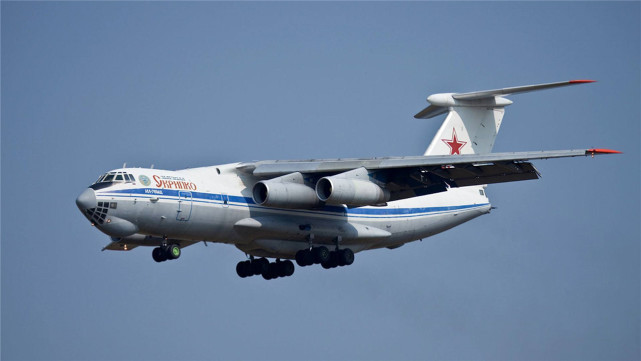 Để hỗ trợ Ấn Độ, trong lúc tình hình căng thẳng biên giới giữa Ấn Độ và Trung Quốc chưa lắng dịu, hồi đầu tháng 7 vừa qua, Nga đã bàn giao cho Ấn Độ một hệ thống radar bắt mục tiêu tàng hình hoàn toàn mới, và được chuyên cơ vận tải quân sự hạng nặng Il-76 của Nga vận chuyển đến Ấn Độ. Ảnh: Chuyên cơ Il-76 của Nga - Nguồn: Sina