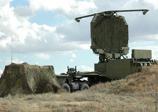 Mặc dù hình ảnh của radar chống tàng hình chưa được công bố, nhưng nhiều chuyên gia Ấn Độ suy đoán rằng, về tính năng, nó có thể giống với radar mảng pha 3 chiều 91N6E của hệ thống S-400. Theo đánh giá, 91N6E có thể bắt mục tiêu tàng hình; nhưng radar mới của Ấn Độ về hiệu suất tổng thể có thể bị thu hẹp so với 91N6E. Ảnh: Radar mảng pha 3 chiều 91N6E của hệ thống S-400 - Nguồn: Wikipedia.